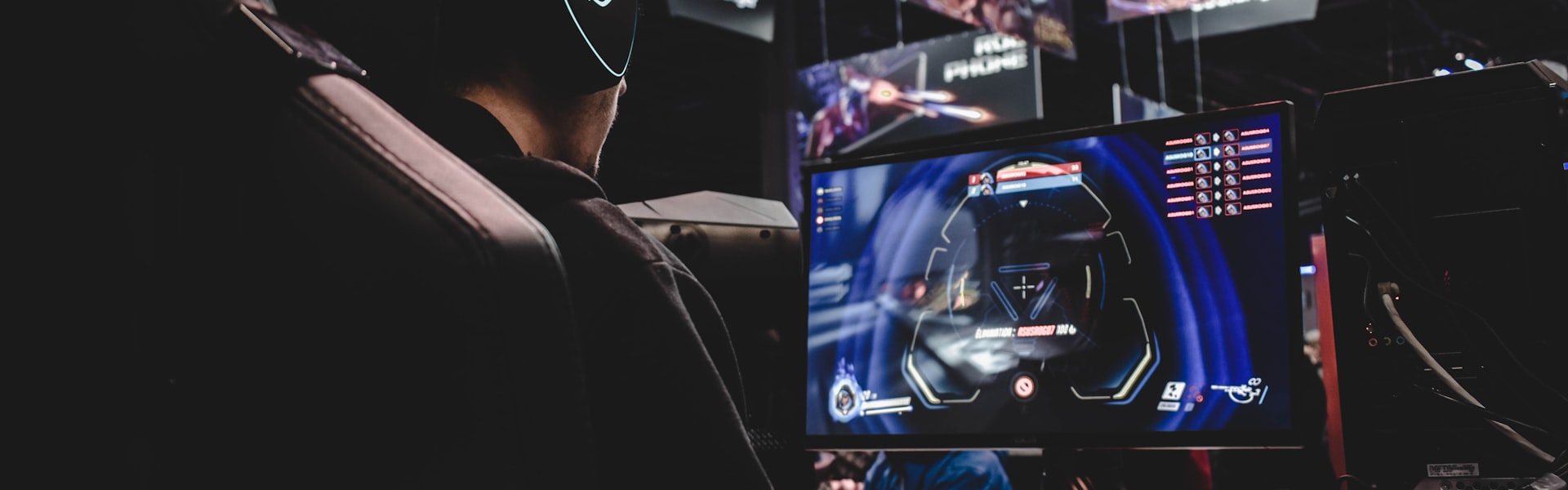 电竞赛事现场观众欢呼与选手激烈对战画面